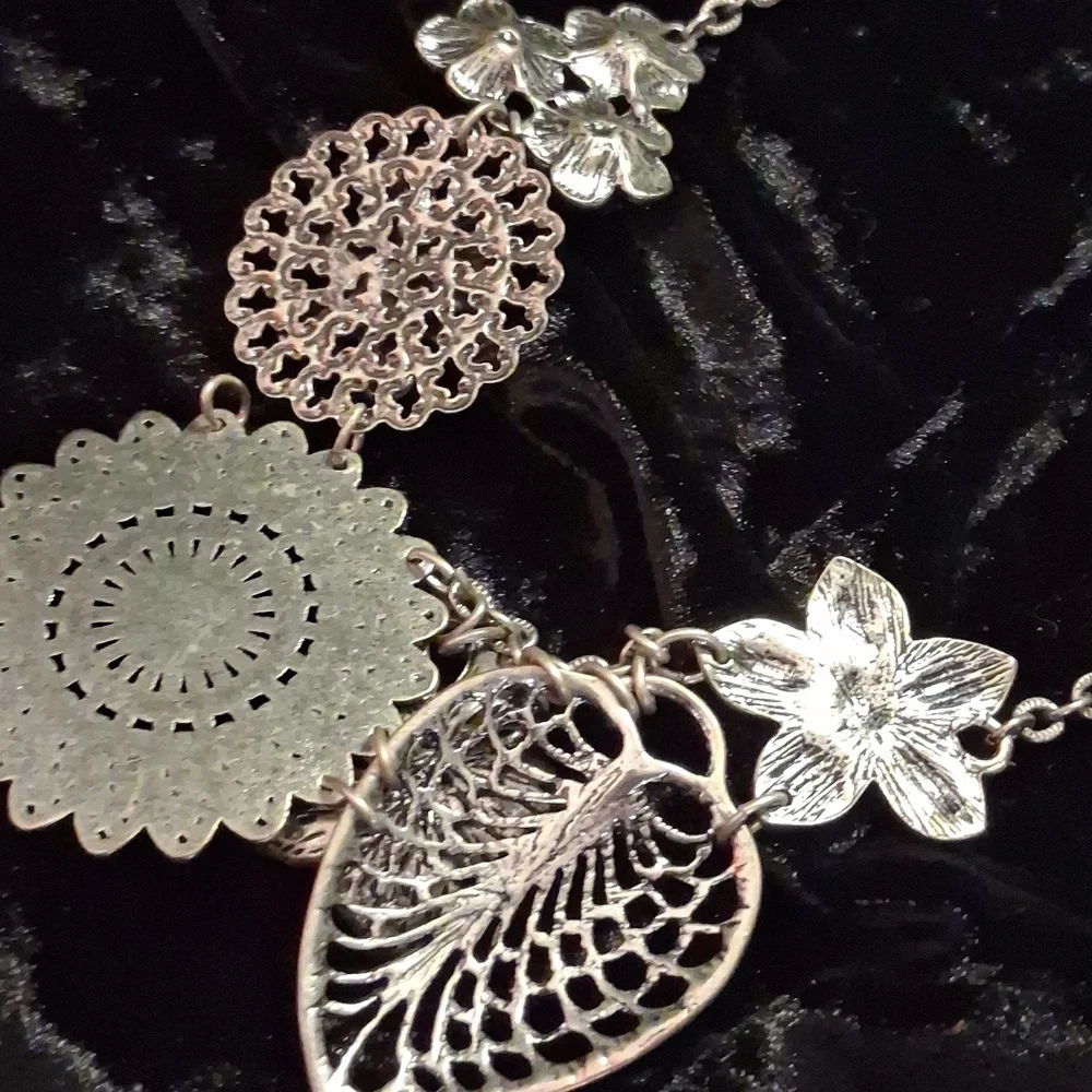 Premier Designs Silver Floral Charm Necklace - Picture 8 of 8